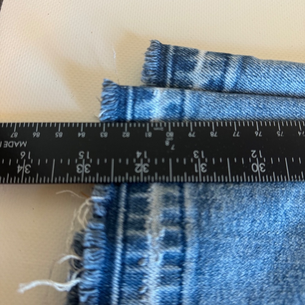 Good American Good Classic Frayed Hem Boot JeansStyle GCB953T - Picture 11 of 11